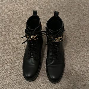 MK boots, black colour, water resistant. It’s in great condition , wore once .